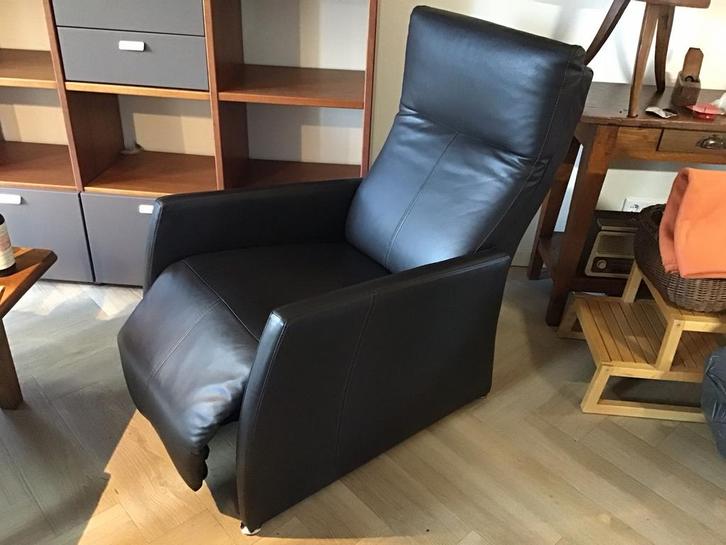 Relaxstoel donker bruin leer, staat in dongen, Huis en Inrichting, Fauteuils, Zo goed als nieuw, Leer, 50 tot 75 cm, Minder dan 75 cm
