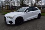 Audi A3 Sportback 35 TFSI 150PK BLACK EDITION | SPORTSTOEL |, Auto's, Audi, Stof, 1295 kg, 4 cilinders, Wit