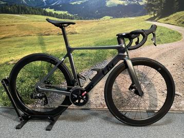 SALE LIV EnviLiv Advanced 1 Disc L Rival AXS €4799,-/€3999,- beschikbaar voor biedingen