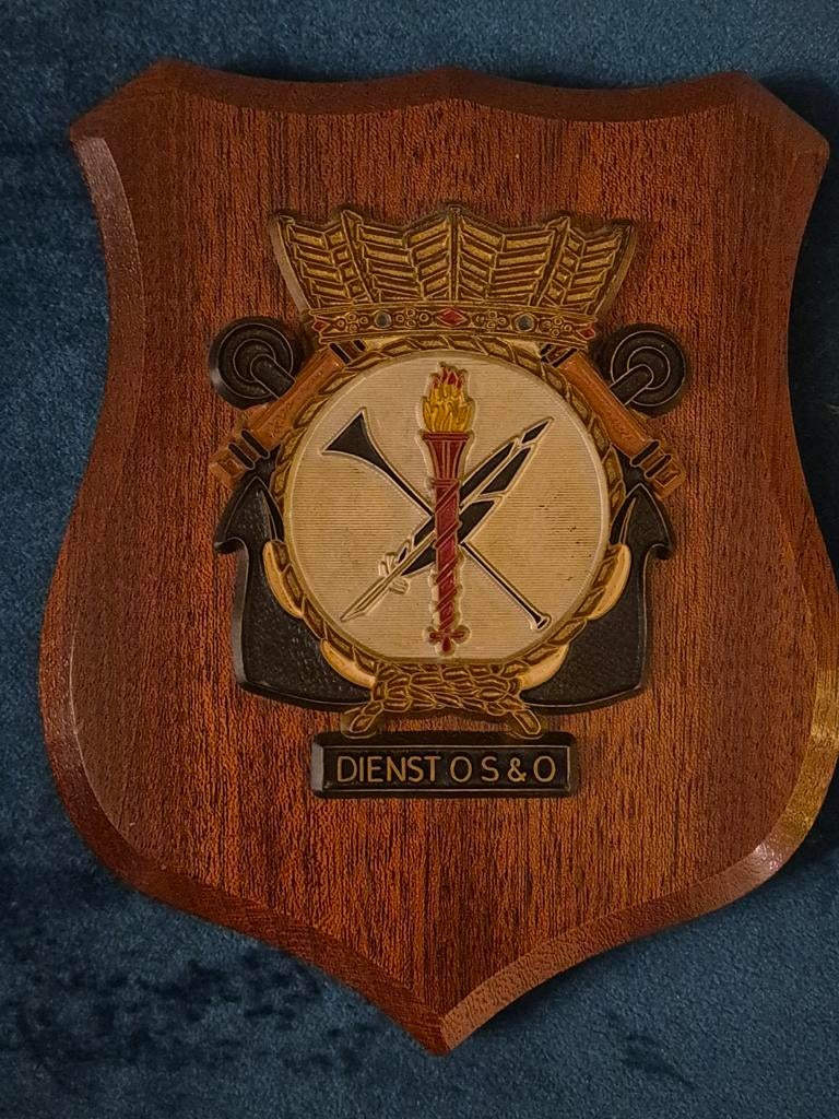 Wapenschild Dienst OS & O, Verzamelen, Militaria | Algemeen, Ophalen of Verzenden, Landmacht, Nederland, Embleem of Badge