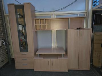 Mooie wandkast GEEN IKEA KAST  beschikbaar voor biedingen