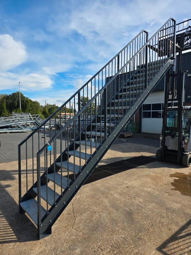 Stalen trap antraciet. Hoog 3,25 mtr. Nob140, Doe-het-zelf en Verbouw, Ladders en Trappen, Zo goed als nieuw, 2 tot 4 meter, Ophalen