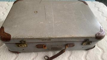 Oude koffer  beschikbaar voor biedingen
