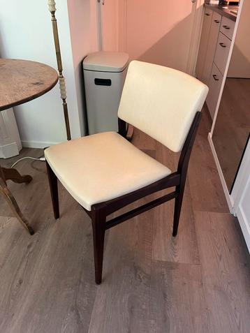 Set van 2 vintage eetkamerstoelen beschikbaar voor biedingen