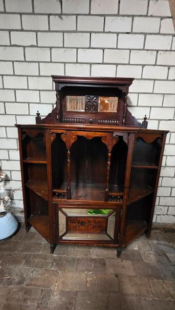 Klassiek meubelstuk aangeboden beschikbaar voor biedingen