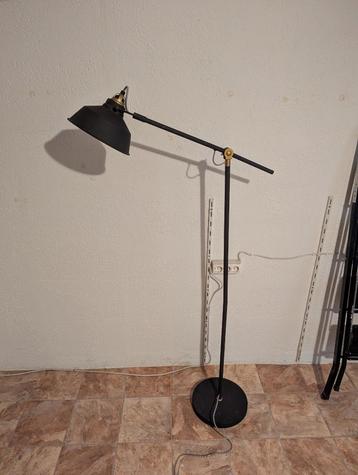 Vloerlamp met dim lichtbron beschikbaar voor biedingen