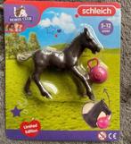 Schleich Ebony Veulen met Roze Speelbal ~ Horse Club 83088, Ophalen of Verzenden, Zo goed als nieuw, Paard, Beeldje of Figuurtje