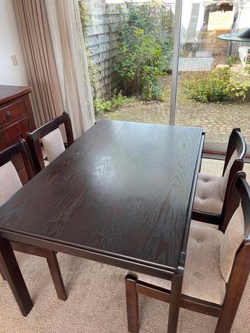 Uitschuifbare eettafel met 4 stoelen beschikbaar voor biedingen