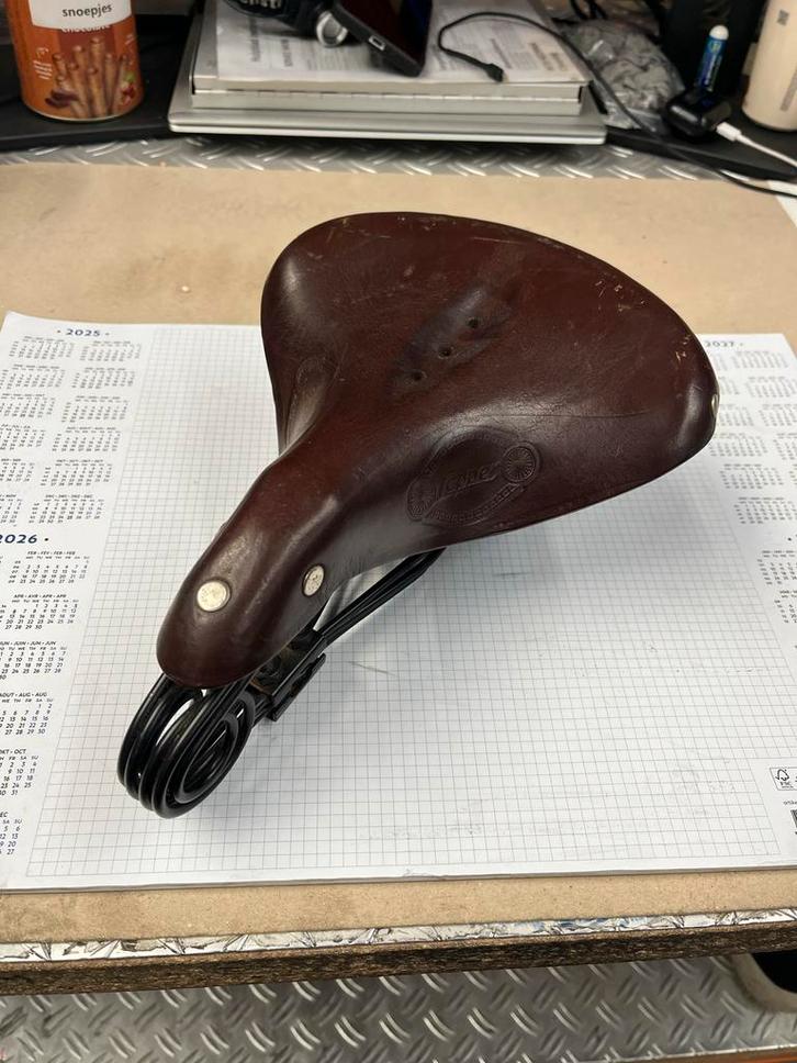 Vintage leren fietszadel met veren, Fietsen en Brommers, Fietsonderdelen, Gebruikt, Algemeen, Zadel, Ophalen