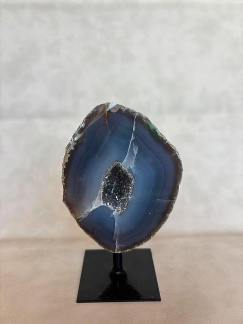 Mooie Agaat Geode op Standaard - 11 cm Hoog, Verzamelen, Mineralen en Fossielen, Mineraal, Ophalen of Verzenden