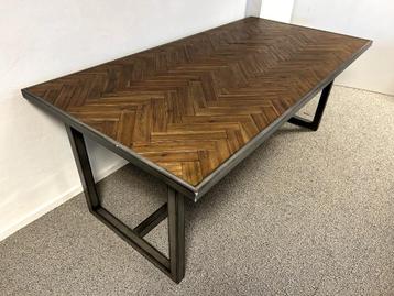 Eettafel visgraat beschikbaar voor biedingen