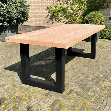 TAFEL MET STALEN POTEN OP MAAT GEMAAKT. beschikbaar voor biedingen