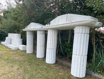 Griekse zuilen voor een thema feest beschikbaar voor biedingen