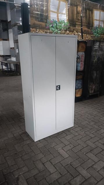 Metalen draaideurkast/garagekast  beschikbaar voor biedingen