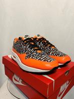 ALS NIEUW! Maat 45,5 - Nike Air Max 1 Just Do It Orange, Kleding | Heren, Schoenen, Overige kleuren, Verzenden, Nike, Nike
