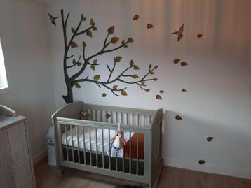 Decoratieve boom voor in de babykamer