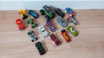15 Hotwheels Auto's en 1 vliegtuig  beschikbaar voor biedingen