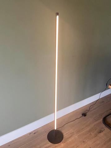 Vloerlamp led 4 standen met handige knop beschikbaar voor biedingen