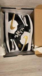 Jordan 1 mid wit-zwart-goud, Overige kleuren, Nieuw, Ophalen of Verzenden, Sneakers of Gympen