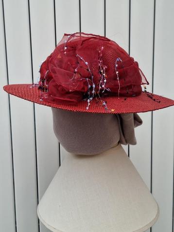 8 hoeden Red Hat Society beschikbaar voor biedingen