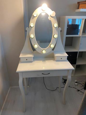 Kaptafel met verlichting. Wit hout  beschikbaar voor biedingen
