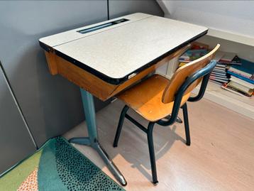 Oud schoolbankje en stoeltje, klepbureautje vintage beschikbaar voor biedingen