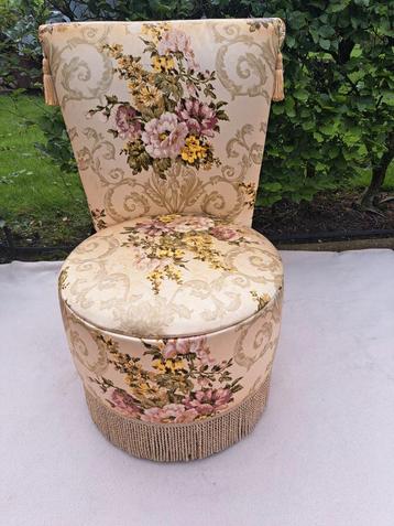 Vintage retro cocktail stoel beschikbaar voor biedingen