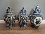 Drie Chinese vazen blauw en wit met deksel van Delfts., Antiek en Kunst, Ophalen