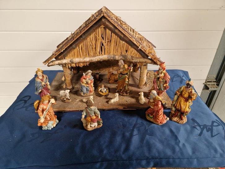 Mooie kerststal met stro Met 15 delige beeldenset (7), Diversen, Kerst, Zo goed als nieuw, Ophalen