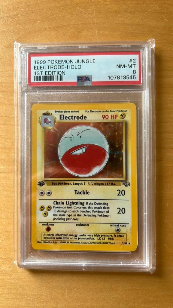 2/64 Electrode - 1st. Edition - HOLO - PSA 8, Hobby en Vrije tijd, Verzamelkaartspellen | Pokémon, Zo goed als nieuw, Ophalen of Verzenden