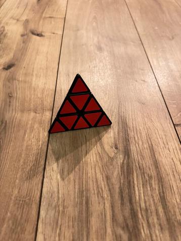 Piramidale Rubik's Kubus beschikbaar voor biedingen