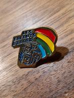V 687 Vintage 'Les Enfants D'abord' Pin, Verzamelen, Speldjes, Pins en Buttons, Ophalen of Verzenden, Gebruikt, Overige onderwerpen