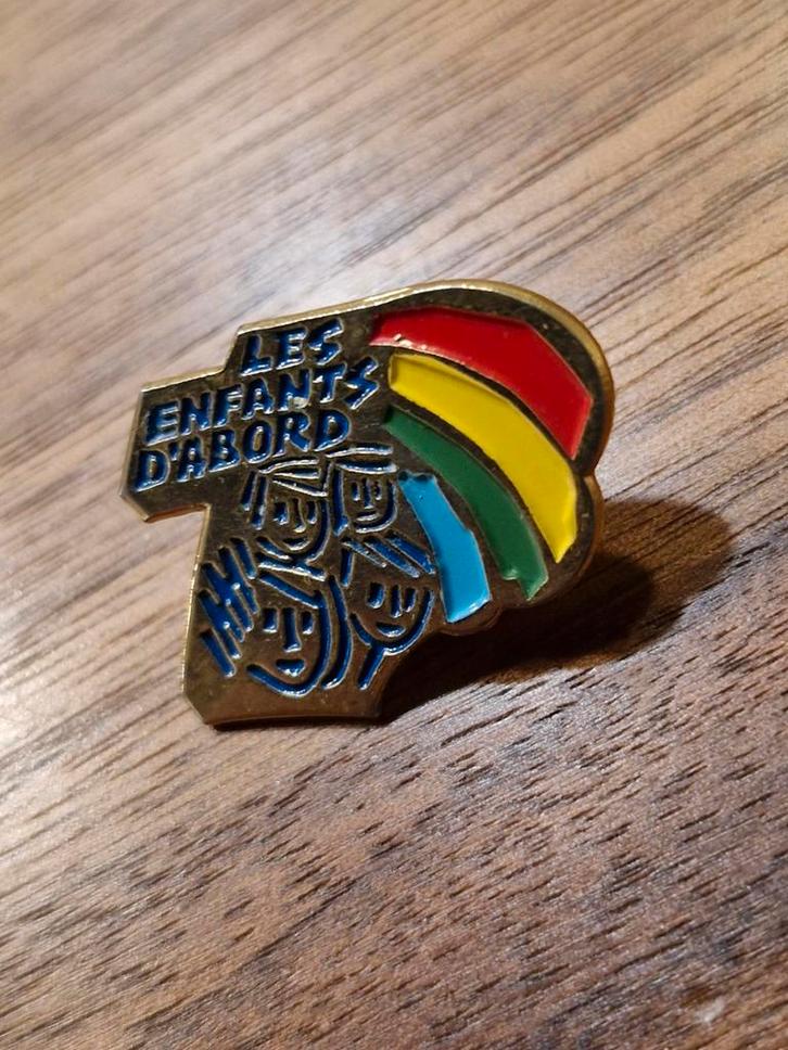 V 687 Vintage 'Les Enfants D'abord' Pin, Verzamelen, Speldjes, Pins en Buttons, Gebruikt, Speldje of Pin, Overige onderwerpen