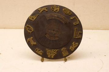 Messing ronde kalender op stander 45693 beschikbaar voor biedingen