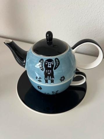 Theepot met theekopje en schotel beschikbaar voor biedingen