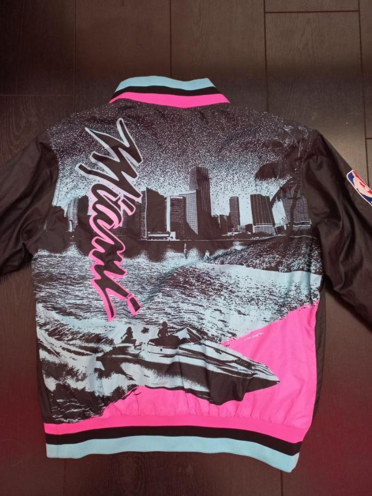 Miami Heat Jas Bomberjack NBA Nike RETRO Vintag Miami Vice, Kleding | Heren, Jassen | Zomer, Gedragen, Maat 46 (S) of kleiner