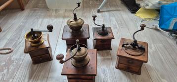 Set van 5 oude Houten Koffiemolens beschikbaar voor biedingen
