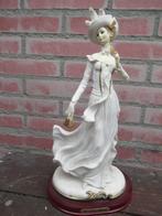 DAME elegant op houten sokkel porselein hoog 33 cm onbesch., Ophalen of Verzenden