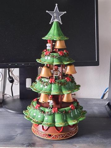 Kerstboom met muziek beren beschikbaar voor biedingen