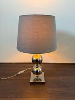 Tafellamp met grijze kap en zilveren voet, Huis en Inrichting, Lampen | Tafellampen, Ophalen, Gebruikt, Stof, 50 tot 75 cm