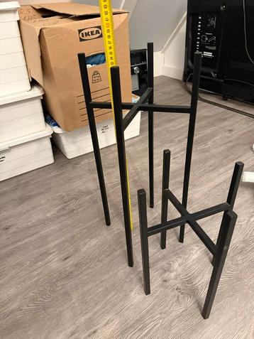 2 Zwarte Plantenstandaarden - 55 & 35cm hoog 24 & 21cm pot beschikbaar voor biedingen