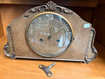 Vintage Schouwklok met Houten Behuizing  beschikbaar voor biedingen