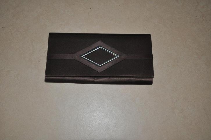 Bruin satijnen gekleed avondtasje met strass, Sieraden, Tassen en Uiterlijk, Tassen | Damestassen, Nieuw, Handtas, Bruin, Ophalen of Verzenden