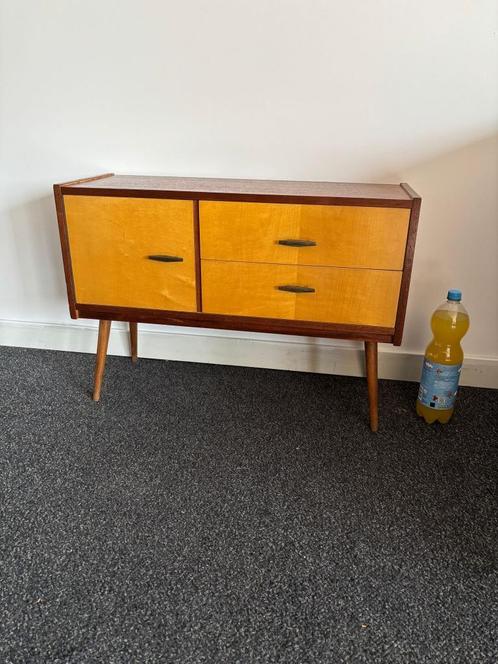 Charmant 1950s klein model kastje met taps lopende pootjes, Huis en Inrichting, Kasten | Dressoirs, Gebruikt, 50 tot 100 cm, 25 tot 50 cm