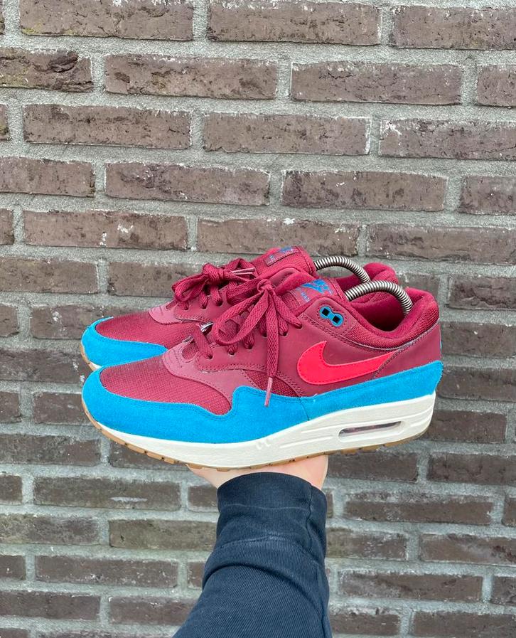 Nike Air Max 1 Team Red Green Abyss, Kleding | Heren, Schoenen, Zo goed als nieuw, Sneakers of Gympen, Overige kleuren, Ophalen of Verzenden