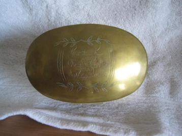 Gegraveerde koperen / messing tabaksdoos met gravure.  beschikbaar voor biedingen