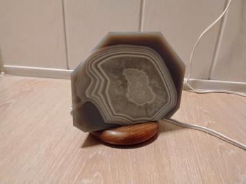 Agaat stenen tafellamp op houten voet beschikbaar voor biedingen