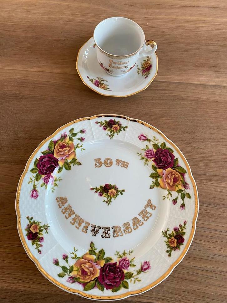 Porseleinen Kop en Schotel met Bord voor 50 jaar, Huis en Inrichting, Keuken | Servies, Zo goed als nieuw, Kop(pen) en/of Schotel(s)