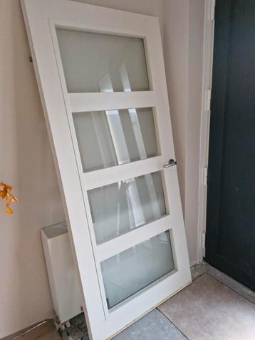 Witte deur met ruiten met melkglas beschikbaar voor biedingen