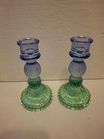 2 mooie glazen groen / blauwe kandelaars beschikbaar voor biedingen